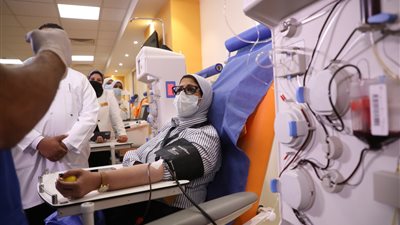 وزيرة الصحة تشارك كأول متبرع دائم بالمشروع القومي للتبرع بالبلازما