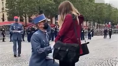 فرنسي يستغل مرور موكب 