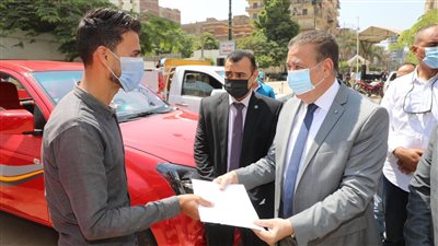 بالتعاون مع جهاز تنمية المشروعات.. محافظ المنوفية يسلم سيارات ربع نقل لشباب تلا