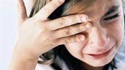 سيدة تعذب أبناءها نكاية في زوجها.. ونجدة الطفل تكشف ملابسات الواقعة (فيديو)