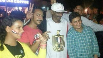 عمدة بالأقصر يرتدي جلبابًا وطاقية بعلم مصر.. وموجة سخرية على 