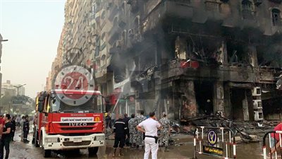 جهات التحقيق تعاين موقع حريق عقار الطالبية 