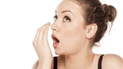 من بينها مرض السكري.. طبيب أسنان يوضح أسباب رائحة الفم الكريهة وكيفية علاجها