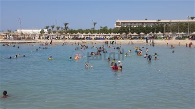 إقبال كثيف على شواطئ الغردقة هربًا من ارتفاع درجات الحرارة (صور)