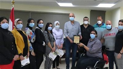 مدير فرع هيئة الرعاية الصحية ببورسعيد يكرم فرق متابعة مرضى كورونا بالعزل المنزلي (صور)