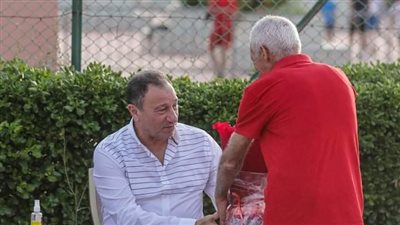 دوري أبطال إفريقيا| أقدم مشجع للأهلي في المغرب يهدي الخطيب 