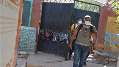 توافد طلاب الشعبة العلمية على اللجان لأداء امتحان الكيمياء بالأقصر