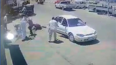 بالأسلحة البيضاء والشوم.. بلطجية يعتدون على مجموعة أشخاص بالبحيرة (فيديو)