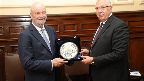وزير الزراعة مع السفير