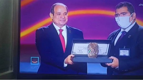 الرئيس السيسي يكرم