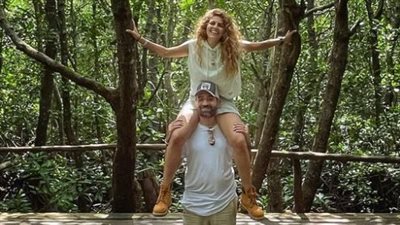 عمرو سلامة ينشر صورة حاملا زوجته: 