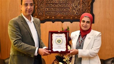 محافظ الفيوم يُكرم متدربة البرنامج الرئاسي لتأهيل التنفيذيين للقيادة (صور)