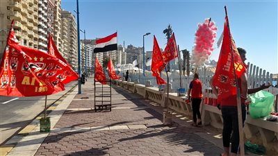 الأعلام الحمراء تكسو طريق الكورنيش في الإسكندرية قبل لقاء الأهلي ببطولة إفريقيا