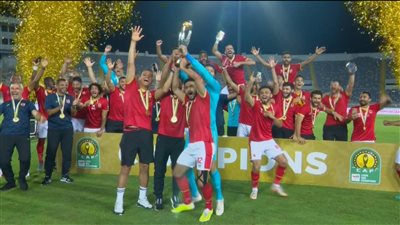 الأهلي ينقل كأس دوري أبطال إفريقيا من فرع الجزيرة إلى الشيخ زايد (فيديو) 