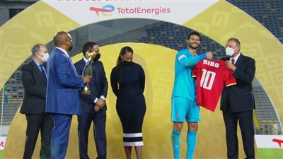 الشناوي يُهدي الخطيب قميص الأهلي