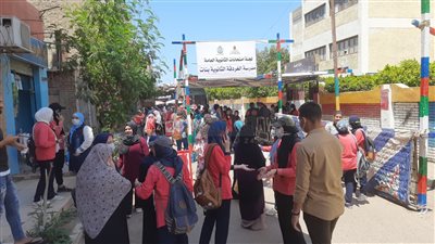 امتحان الكيمياء يرسم البسمة على وجوه طلاب الثانوية العامة بالغردقة (صور وفيديو)