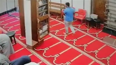 شاهد.. شاب يسرق صندوق تبرعات مسجد بمساكن إسكو بشبرا ويضعه بكيس اسود أثناء الصلاة (فيديو) 