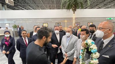 وزيرا الرياضة والطيران يستقبلان بعثة الأهلي بالورود في مطار القاهرة