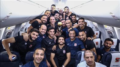 مؤمن زكريا حاضر.. لاعبو الأهلي يحتفلون بـ 