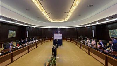 شكري يستقبل نظيره الصيني في مقر مجلس الوزراء بمدينة العلمين