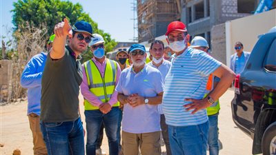 مستشار رئيس الجمهورية يتفقد مشروعات صندوق تحيا مصر بقرية سيدي عبد الرحمن بمطروح