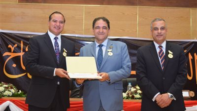 جامعة سوهاج تكرم الرواد المشاركين في مسيرة التعليم الجامعي على مدار 50 عامًا 