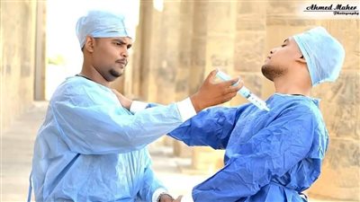 بالسرنجة.. طلاب تمريض أسوان أثناء جلسة تصوير في حفلة تخرجهم 