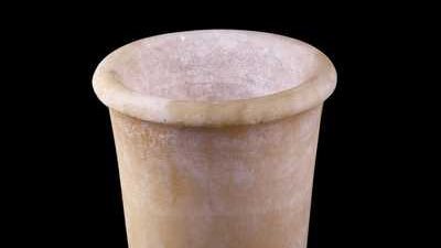 متحف الآثار بمكتبة الإسكندرية يعرض إناء أسطواني الشكل من الألباستر