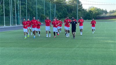 شوقي غريب يُلقي محاضرات بالفيديو على اللاعبين من أجل دراسة منتخب إسبانيا