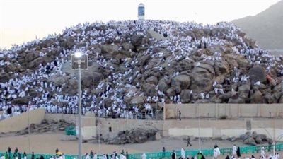 من نَمِرة إلى جبل عرفات.. حجاج بيت الله الحرام يطلبون الغفران والقبول في خير الأيام | فيديو