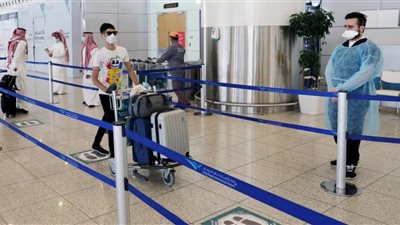 السعودية تشترط على مواطنيها الراغبين في السفر تلقي جرعتي لقاح كورونا