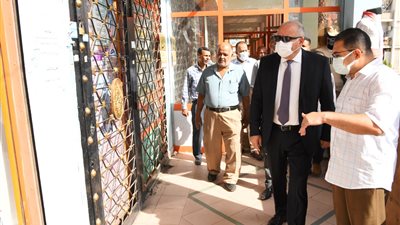 محافظ قنا يتفقد محال المعرض الدائم لمنتجات الشباب بمنطقة ميدان المحطة