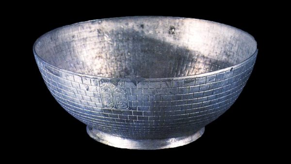  إناء فضي للملك بسوسنس