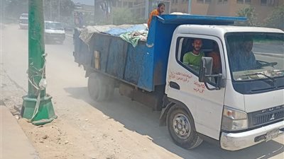 نموذج يُحتذى به.. الصدفة تمنح عامل نظافة مكافأة 1000 جنيه