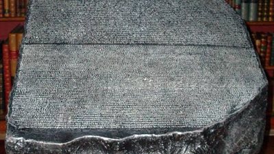 في ذكرى اكتشافه.. أهم 9 معلومات عن حجر رشيد 