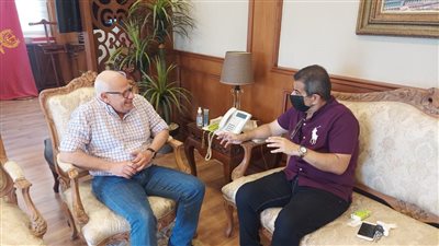 محافظ بورسعيد يستقبل والد الشهيد عبد الله الحمامى ويقدم له التهنئة بالعيد 