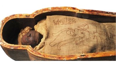 مدهونه بالغراء الأحمر.. متحف التحنيط بالأقصر يعرض مومياء 