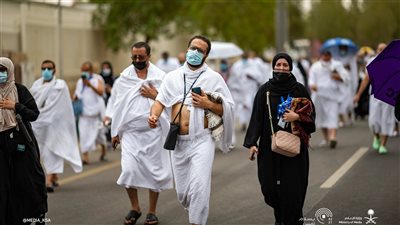 حجاج بيت الله يتوجهون إلى منى لرمي جمرة العقبة الأولى