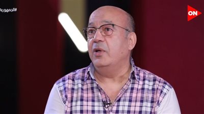 بكاء حجاج عبد العظيم على الهواء بسبب وفاة شقيقته وصعوده على المسرح يوم رحيلها (فيديو)