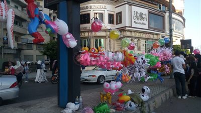 الإقبال على شراء البلالين.. أبرز مظاهر احتفال أهالي دمياط عقب صلاة عيد الأضحى (صور)