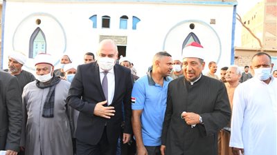 لأول مرة.. محافظ قنا يؤدي صلاة عيد الأضحى بقرية الدم والنار (صور)