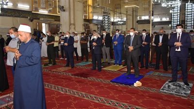 وسط إجراءات إحترازية.. المحافظ وقيادات الشرقية يُصلون العيد بمسجد 