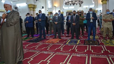 محافظ المنيا يؤدي صلاة عيد الأضحى بمسجد الفولي 