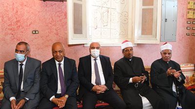 عقب صلاة العيد.. محافظ قنا يقدم واجب العزاء لعائلة العوامر في ضحايا الحادث الثأري بأبو حزام (صور)