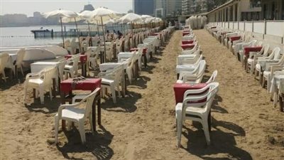 انشغلوا بذبح الأضاحي.. تراجع الإقبال على شواطئ الإسكندرية في أول أيام العيد
