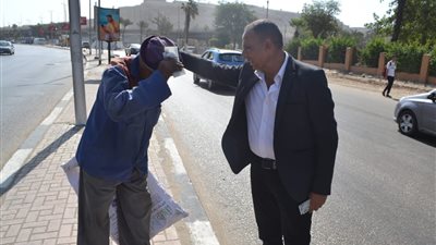 لرفع الروح المعنوية.. رئيس نظافة وتجميل القاهرة يوزع 