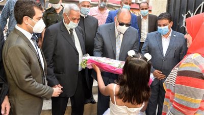 محافظ أسيوط يزور دار الصفا لرعاية الأيتام ويوزع العيدية على الأطفال