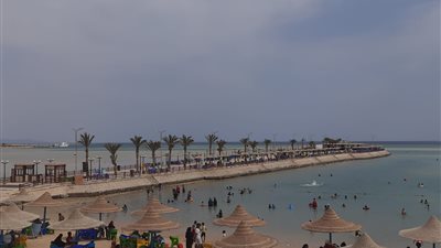  إقبال على شواطئ الغردقة في أول أيام عيد الأضحى المبارك (صور)