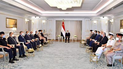 السيسي يجتمع بمدبولي وعدد من الوزراء وقادة القوات المسلحة