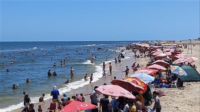 إقبال المصطافين علي شاطئ بلطيم في ثاني أيام عيد الأضحي (صور)